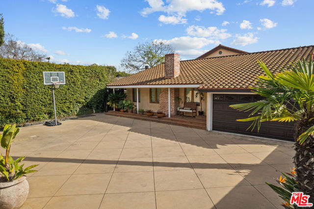 12510 W Sunset Boulevard, Los Angeles CA: https://media.crmls.org/mediaz/f8ab7ec3-d197-4b29-9553-728f1017a54b.jpg