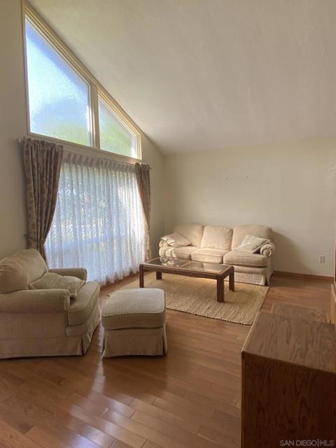 1543 Calle Violetas, Encinitas CA: https://media.crmls.org/mediaz/f8ac4e12-bf90-437f-b251-79b21e02f2f0.jpg