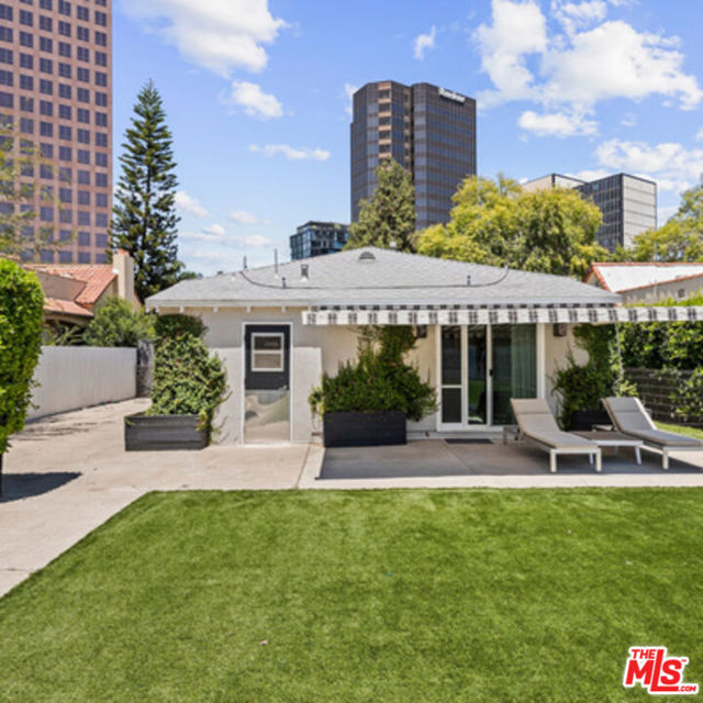 6526 6528 San Vicente Boulevard, Los Angeles CA: https://media.crmls.org/mediaz/f8ac817c-5939-426a-95d0-d2fc71e93df9.jpg