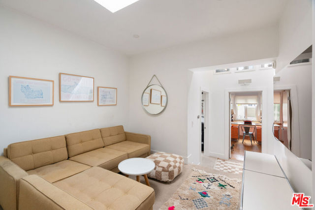 729 Superba Avenue, Venice CA: https://media.crmls.org/mediaz/f8ad520a-a26e-4d9b-8aac-d28f030be7ca.jpg