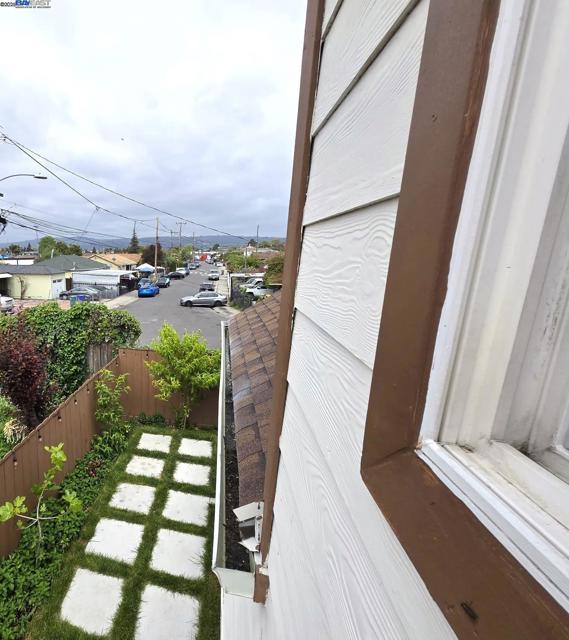 10468 West Court, Oakland CA: https://media.crmls.org/mediaz/f8ae1b8a-46c0-4c7f-b8fd-6d461373e79c.jpg