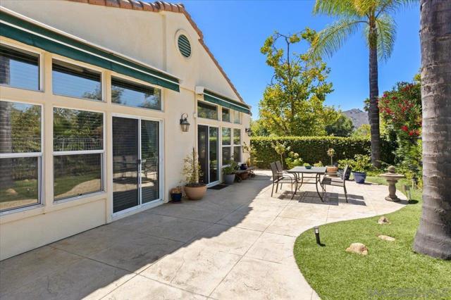 2385 Amber Oak Ln, Escondido CA: https://media.crmls.org/mediaz/f8af2aaf-bf74-416c-9ddb-be70d5a78880.jpg