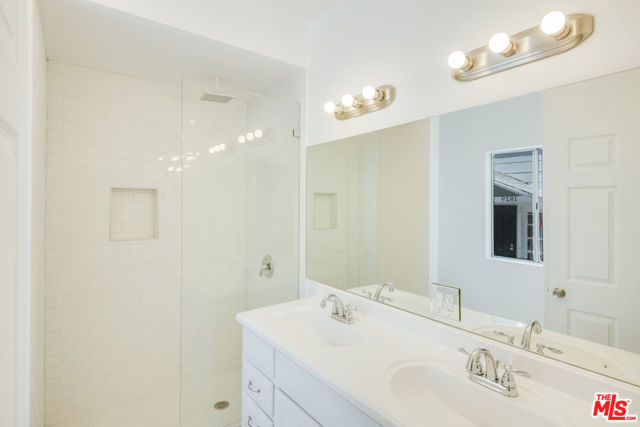 1827 W 24th Street, Los Angeles CA: https://media.crmls.org/mediaz/f8aff002-35f8-4fef-94d5-b90e399e2549.jpg