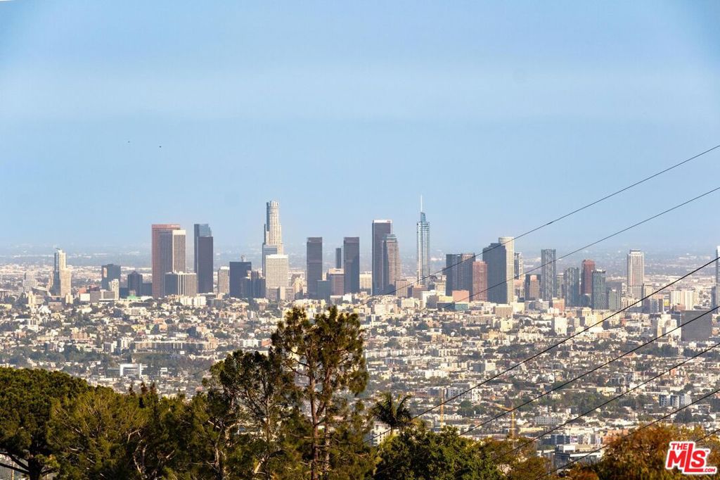 https://media.crmls.org/mediaz/f8b154b7-a37f-411c-801a-99c73c1cf99d.jpg?preset=X-Large