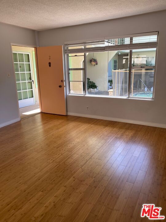 11829 Kiowa Avenue, Los Angeles CA: https://media.crmls.org/mediaz/f8b1d18e-1433-428f-8311-091294e992eb.jpg