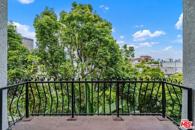 1375 Kelton Avenue, Los Angeles CA: https://media.crmls.org/mediaz/f8b21570-e295-4f21-af2c-d15ea0f88063.jpg