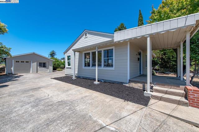 17673 Dorson Ln, Castro Valley CA: https://media.crmls.org/mediaz/f8b22299-2c5d-405f-990f-bee735bb8f23.jpg