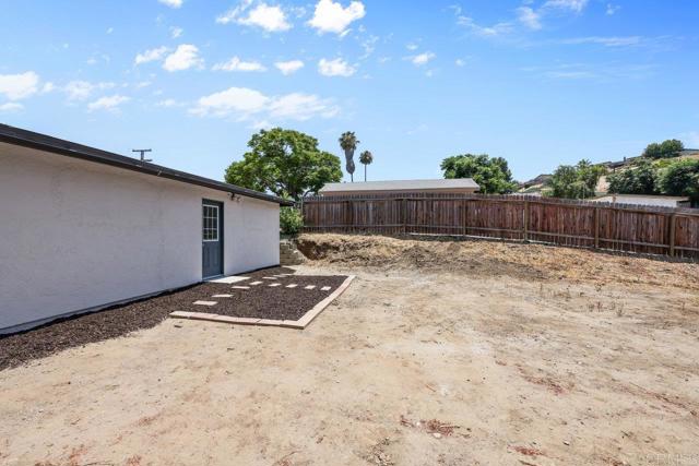 8566 Atlas View Drive, Santee CA: https://media.crmls.org/mediaz/f8b22632-8246-4b9d-b517-005b30a32fd8.jpg