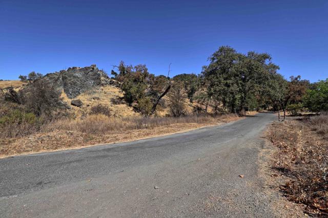 1 Little Uvas Road, Morgan Hill CA: https://media.crmls.org/mediaz/f8b2510c-9d7a-497e-b5f2-2918ec611631.jpg