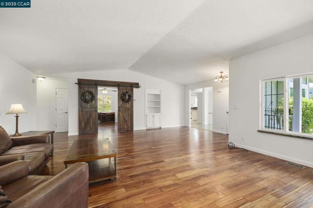 2251 Rancho Del Lago Rd, Martinez CA: https://media.crmls.org/mediaz/f8b264c2-651c-4c58-a0b5-a8a2920627b7.jpg