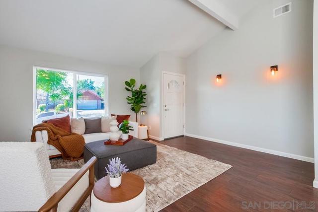 950 Funquest Dr, Fallbrook CA: https://media.crmls.org/mediaz/f8b28b44-67a3-4b46-bc60-b02b3226eddd.jpg