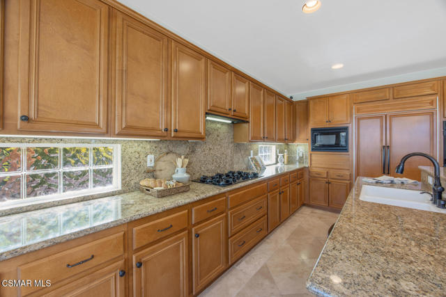 3034 Heavenly Ridge Street, Thousand Oaks CA: https://media.crmls.org/mediaz/f8b38592-ffb3-4c77-af5e-b9b600ada54a.jpg