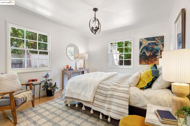 298 Grizzly Peak Blvd, Kensington CA: https://media.crmls.org/mediaz/f8b4bdaa-46e0-4bcd-8a7f-540e31e0d11f.jpg