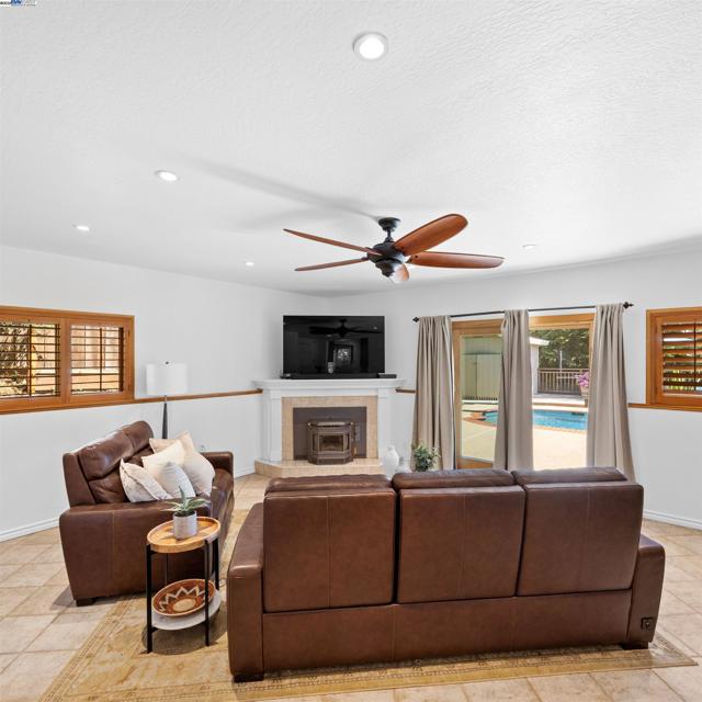 18767 Lamson Rd, Castro Valley CA: https://media.crmls.org/mediaz/f8b4e09a-41a6-4600-8dc0-d3cba4295a81.jpg