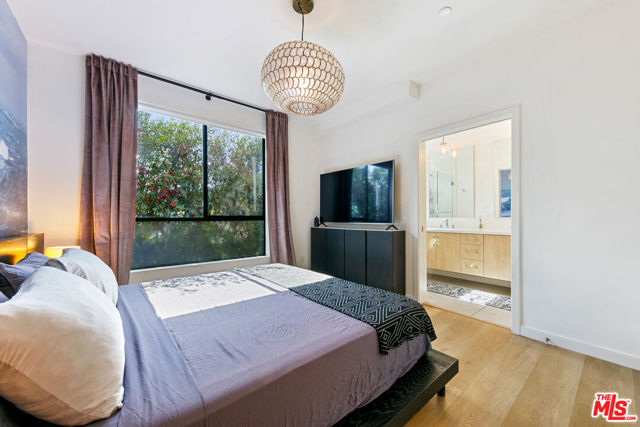 3288 N Canary Way, Los Angeles CA: https://media.crmls.org/mediaz/f8b51f64-6592-4e07-87a4-06c4c72cc3c2.jpg