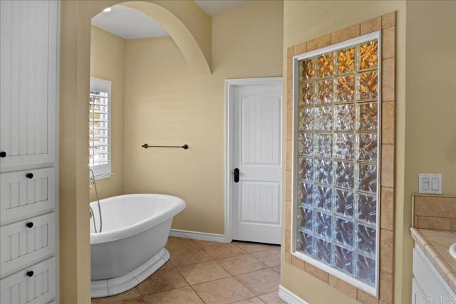 38161 Butterfly Court, Yucaipa CA: https://media.crmls.org/mediaz/f8b5237e-0269-44ba-a2d9-a90913ab2634.jpg
