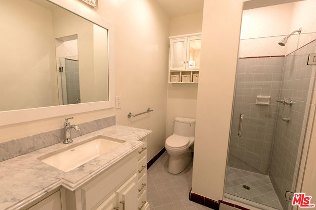 438 S Palm Drive, Beverly Hills CA: https://media.crmls.org/mediaz/f8b52e3f-b4b7-44b8-a3a6-4c35f41a10d8.jpg