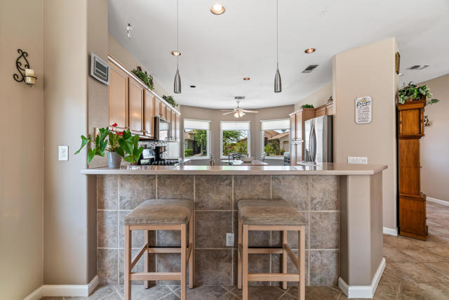 37674 Medjool Avenue, Palm Desert CA: https://media.crmls.org/mediaz/f8b81a6b-261c-4751-a411-6c7836129713.jpg