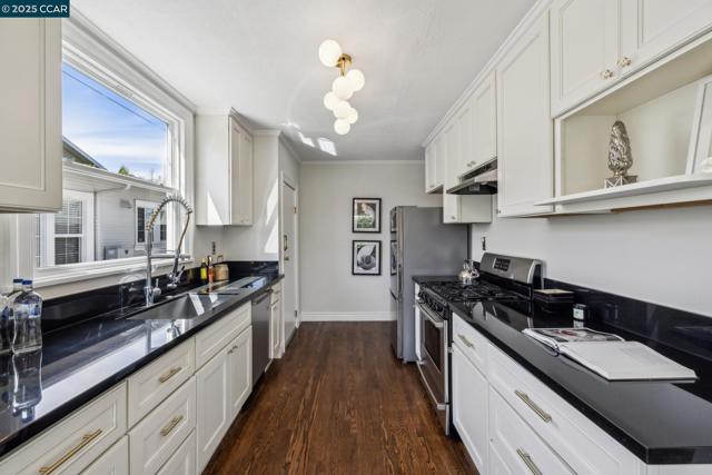 3036 Delaware St, Oakland CA: https://media.crmls.org/mediaz/f8b84e60-7c5e-4604-a7e6-a83228f9cc3c.jpg