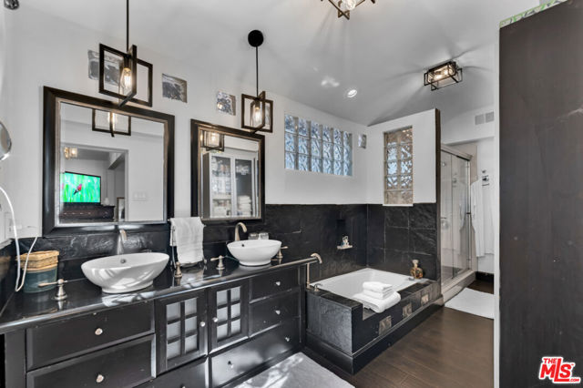 5341 Mecca Avenue, Tarzana CA: https://media.crmls.org/mediaz/f8b875bc-128c-475c-bb09-e5c1485222ef.jpg