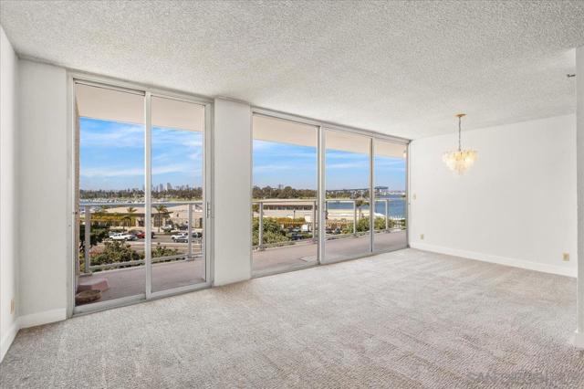 1820 Avenida Del Mundo, Coronado CA: https://media.crmls.org/mediaz/f8b88df0-3d83-42c4-8012-a7d725cbd94c.jpg