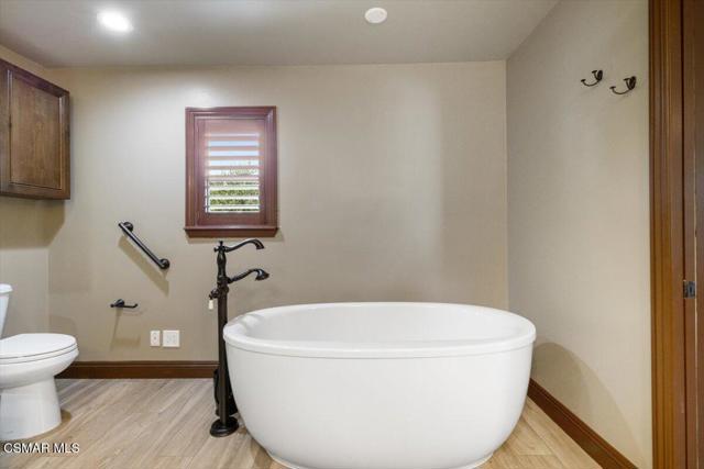 8445 Roseland Avenue, Moorpark CA: https://media.crmls.org/mediaz/f8b938b4-83d4-4470-b72a-abb3dc70a334.jpg