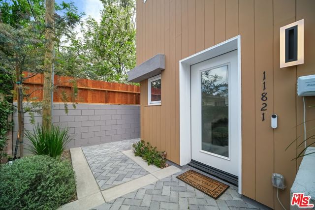 11821 W Holly Way, Valley Village CA: https://media.crmls.org/mediaz/f8b9edf3-505a-4f9a-b975-cedd6e7eaf2e.jpg