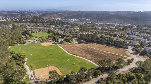 11225 Corte Isabelino, San Diego CA: https://media.crmls.org/mediaz/f8bb45f7-bfbd-46d2-91de-d1e275ea304a.jpg
