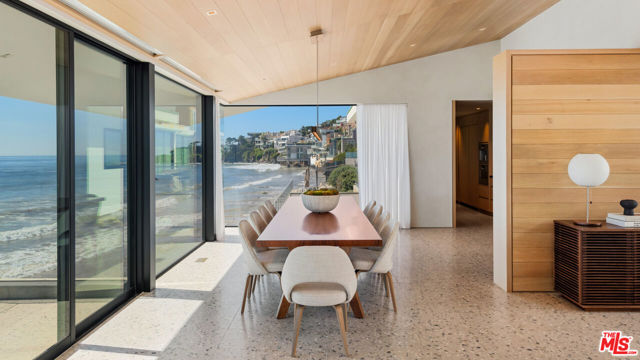 31388 Broad Beach Road, Malibu CA: https://media.crmls.org/mediaz/f8bb656a-c551-435a-b1b3-00865a8a7564.jpg