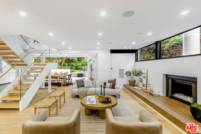 366 N Kenter Avenue, Los Angeles CA: https://media.crmls.org/mediaz/f8bb8636-6cfc-4cf6-99c9-d922d6209f05.jpg