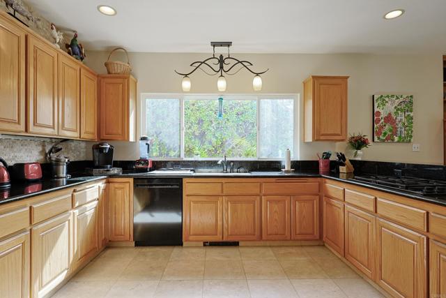 638 Margarita Ave, Coronado CA: https://media.crmls.org/mediaz/f8bc62d5-c840-4f08-bab2-1f4753f69ba2.jpg