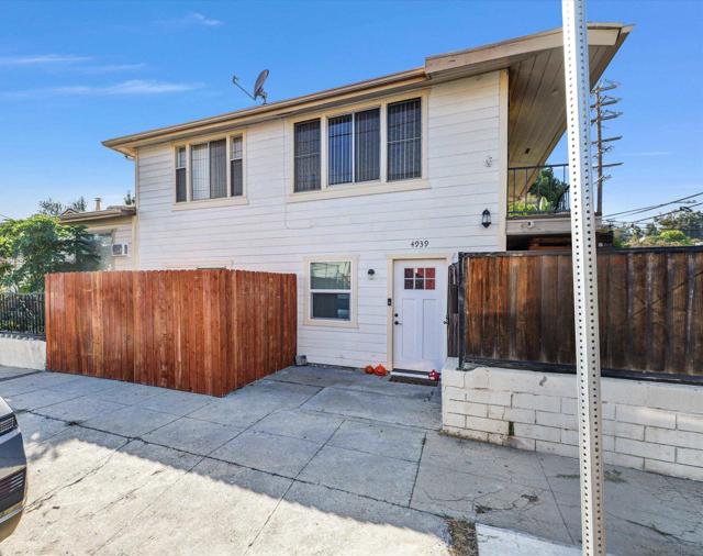 4927 Ellenwood Drive, Los Angeles CA: https://media.crmls.org/mediaz/f8bcbb10-d291-492a-9e81-7cf77e685ec4.jpg