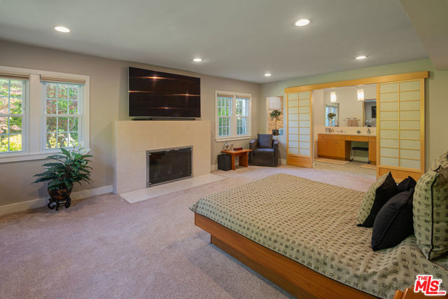 13477 Contour Drive, Sherman Oaks CA: https://media.crmls.org/mediaz/f8bd3994-2b8a-48e9-9405-fac9df309827.jpg
