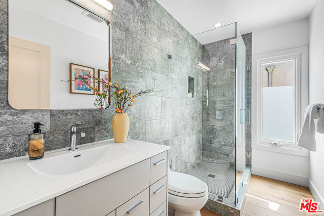 574 N Plymouth Boulevard, Los Angeles CA: https://media.crmls.org/mediaz/f8bdf997-342c-4ebe-8b05-1c50c27c23d2.jpg