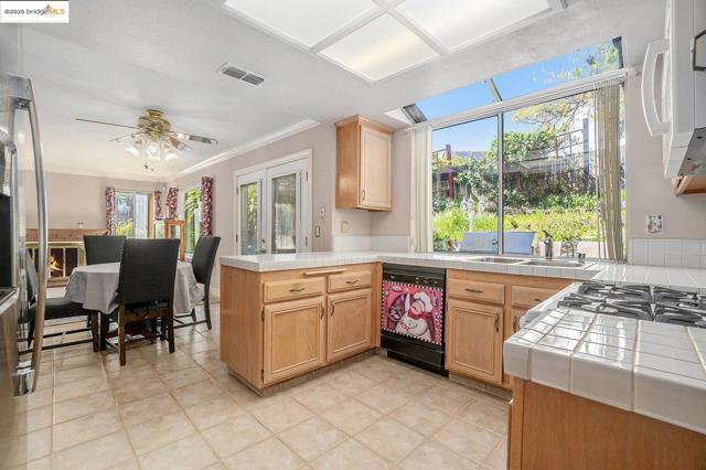 4606 Arabian WAY, Antioch CA: https://media.crmls.org/mediaz/f8be665d-f13d-4945-b4b9-8dd83860b5cd.jpg