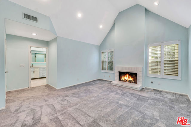20950 Oxnard Street, Woodland Hills CA: https://media.crmls.org/mediaz/f8bf5708-56b1-4350-b0c3-aaf609da6491.jpg
