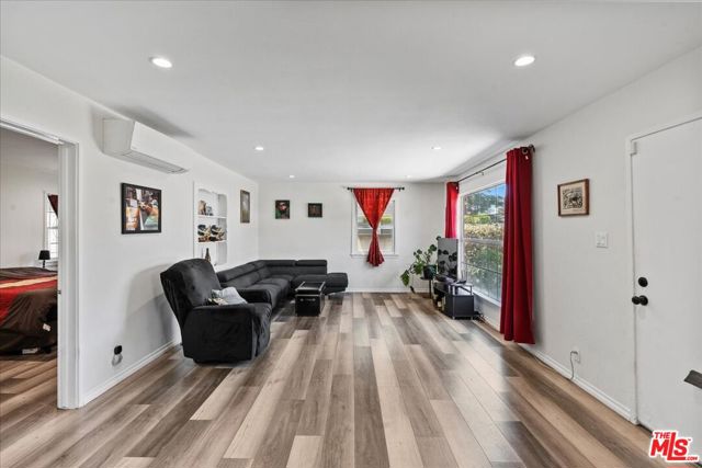 11710 Hartsook Street, Valley Village CA: https://media.crmls.org/mediaz/f8bf5872-8bd9-4c81-a0c5-6bed00baf504.jpg
