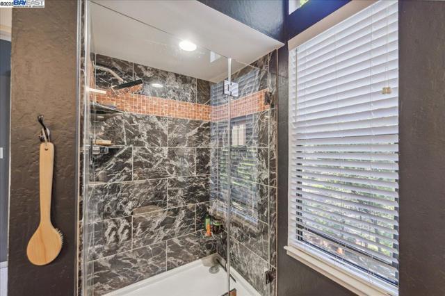 391 Oak Ln, Pleasanton CA: https://media.crmls.org/mediaz/f8bfce2a-9f64-4f9f-a15a-64f45581c698.jpg