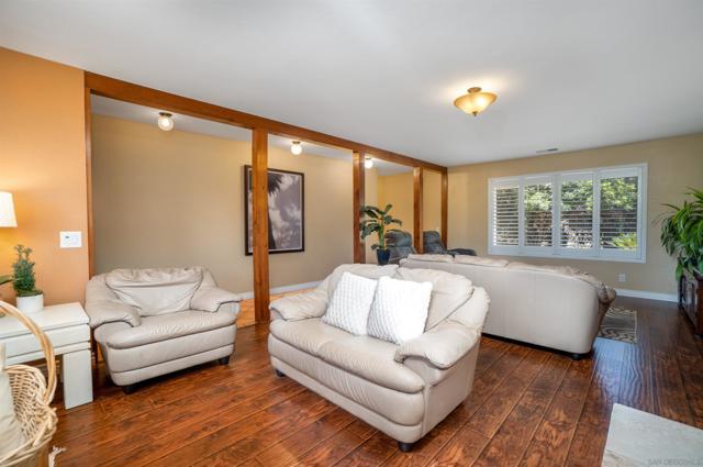 2826 Calle De Malibu, Escondido CA: https://media.crmls.org/mediaz/f8c05dae-d9ec-43c5-bf6a-a6f8d4597c6f.jpg