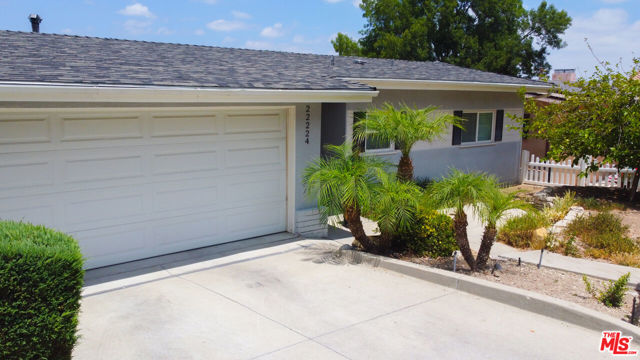 22224 Cass Avenue, Woodland Hills CA: https://media.crmls.org/mediaz/f8c08fe5-10d7-478c-8c4e-f50fe4c6acf4.jpg
