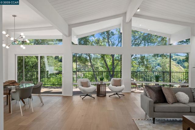 233 Melody Ln, Orinda CA: https://media.crmls.org/mediaz/f8c121ac-a200-45c5-945a-3d00b8ffb1aa.jpg