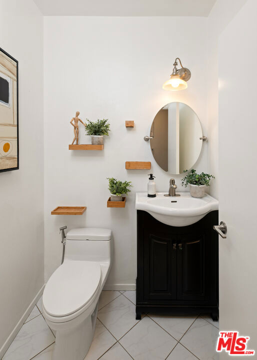 10627 Ashton Avenue, Los Angeles CA: https://media.crmls.org/mediaz/f8c1a8e3-3b50-4a73-bddd-c8a33170ff16.jpg