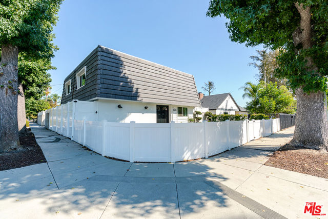5056 Greenbush Avenue, Sherman Oaks CA: https://media.crmls.org/mediaz/f8c1c7f0-08f2-4c14-aa90-3046cc50333a.jpg