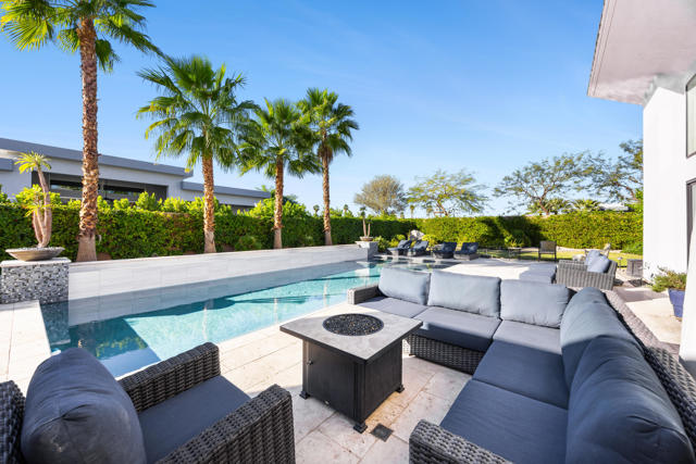 1 Via Merenda, Rancho Mirage CA: https://media.crmls.org/mediaz/f8c2a511-fe0e-409e-ab50-511bca407121.jpg