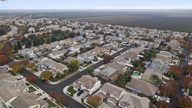 204 Daylily Ln, Patterson CA: https://media.crmls.org/mediaz/f8c3c35c-b4ba-4ac2-99cd-e30eddc11d85.jpg