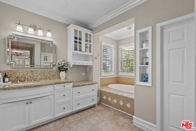 638 Oak Tree Court, Simi Valley CA: https://media.crmls.org/mediaz/f8c42466-9bdf-4d4c-8ec8-12ab571b6048.jpg