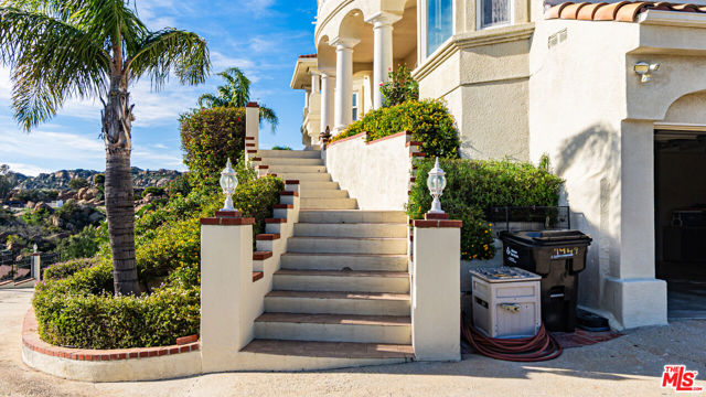 7449 Studio Road, Canoga Park CA: https://media.crmls.org/mediaz/f8c43bb2-cddb-4f0f-8418-5caec6176f51.jpg