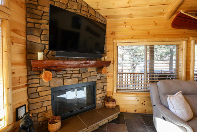 289 Stony Creek Road, Big Bear CA: https://media.crmls.org/mediaz/f8c4adf8-00dd-46c6-a020-349bc68c893f.jpg