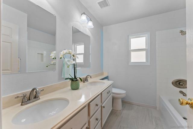 729 Mosaic Cir, Oceanside CA: https://media.crmls.org/mediaz/f8c4b56c-ebb8-4289-9233-542eeba433c8.jpg