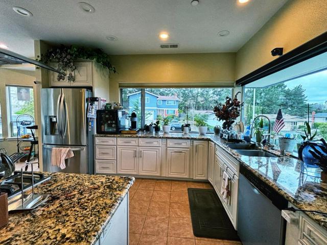 2612 Hallmark Drive, Belmont CA: https://media.crmls.org/mediaz/f8c5482c-0118-4243-9e1c-515b8415ef26.jpg